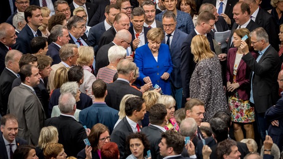 Bundeskanzlerin Angela Merkel (CDU) wirft am 30. Juni 2017 im Bundestag in Berlin im Plenum ihre Nein-Stimmkarte für die "Ehe für alle" ein. © Michael Kappeler/dpa Foto: Michael Kappeler