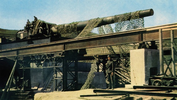 Ein Eisenbahngeschütz K 5, das zwischen 1934 und 1945 in Zusammenarbeit von Krupp und Hanomag hergestellt wurde. Ein Eisenbahngeschütz K 5, das zwischen 1934 und 1945 in Zusammenarbeit von Krupp und Hanomag hergestellt wurde. © picture alliance / prisma Foto: Reinhard Schultz
