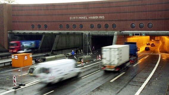 Autos und Lastkraftwagen fahren am 28. Oktober 2002 kurz nach der offiziellen Eröffnung durch die vierte Elbtunnelröhre in Hamburg. © picture-alliance / dpa Foto: Kay Nietfeld