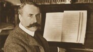 Der britische Komponist Edward Elgar (1857-1934) am Klavier. © picture-alliance / Mary Evans Picture Library 