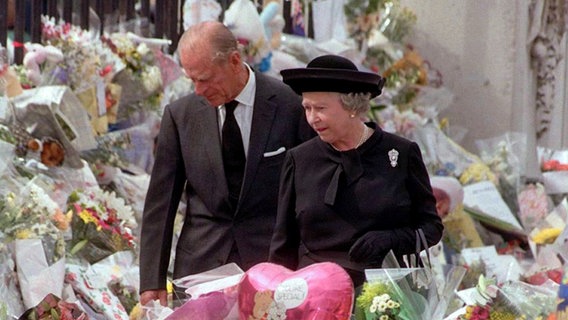 Trauer um Prinzessin Diana: Königin Elizabeth und Prinz Philip nach der Trauerfeier im Blumenmeer vor dem Kensington Palast. © dpa-Bildarchiv 