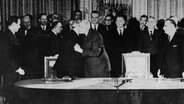 Bundeskanzler Konrad Adenauer und Frankreichs Staatspräsident Charles de Gaulle nach der Unterzeichnung des deutsch-französischen Vertrags am 22. Januar 1963. © picture-alliance / akg-images 