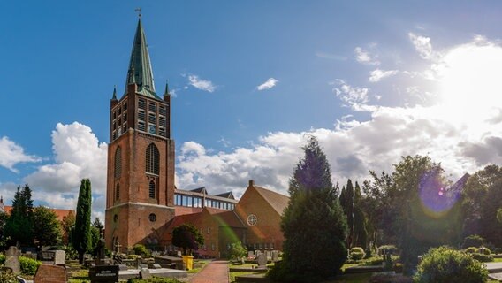 Der ehemaligen Großen Kirche in Emden ist heute die Johannes-a-Lasco-Bibliothek untergebracht. © picture-alliance/dpa Foto: Thorsten Helmerichs