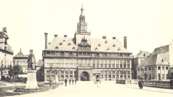 Aufnahme des historischen Rathauses in Emden - 1574 bis 1576 erbaut. © Stadt Emden 