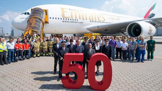 Auf dem Airbus-Gelände in Hamburg-Finkenwerder wird der 50. A380 an die Fluggesellschaft Emirates übergeben. © Airbus Foto: Chistian Brinkmann