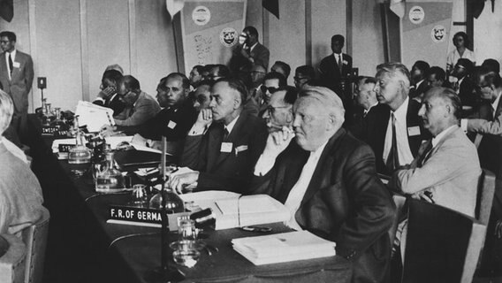 Bundeswirtschaftsminister Professor Ludwig Erhard (m) nimmt im September 1955 an einer gemeinsamen Sitzung von Weltbank und Internationalem Währungsfond in Istanbul/Türkei teil. © picture-alliance / dpa 