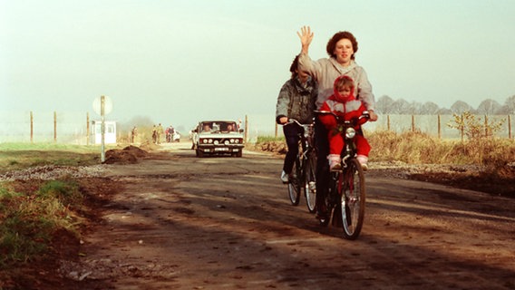 Bild von der Grenzöffnung, Frau mit Kind auf einem Fahrrad, 1989  Foto: Sigurd Müller