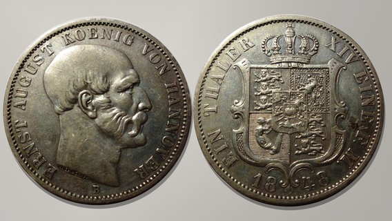 Sogenannter "Angsttaler": Münze von 1848 mit der Prägung "Ernst August König von Hannover" ohne den Zusatz "V. G. G." (von Gottes Gnaden). © CC BY-SA 3.0 Foto: Montage: NDR