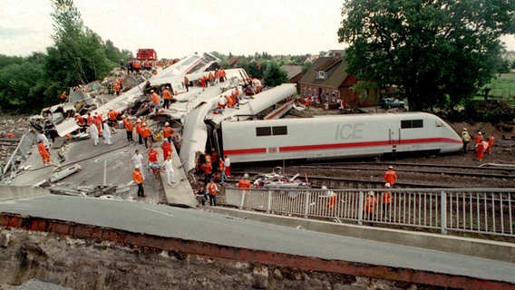 3. Juni 1998: Zugunglück bei Eschede © dpa Foto: Holger Hollemann