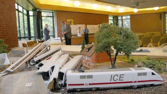 Ein Modell des Unfallortes im Strafprozess um die ICE-Katastrophe in Eschede steht 2002 im Celler Kreistagssaal, der als Gerichtssaal genutzt wurde. © dpa Foto: Rainer Jensen
