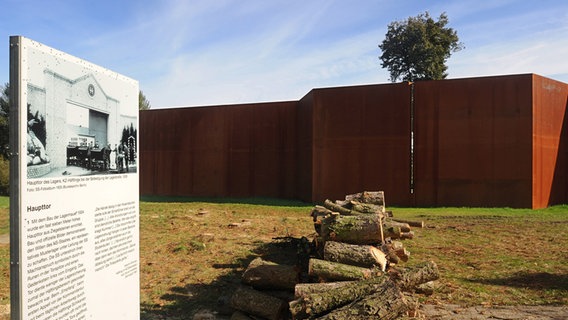 Das durch eine durchbrochene Stahlwand stilisierte Hauptor der Gedenkstätte Esterwegen, aufgenommen im Oktober 2011. © picture alliance / dpa Foto: Ingo Wagner