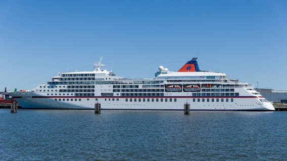 Das Kreuzfahrtschiff "MS Europa" der Reederei Hapag-Lloyd liegt im Juni 2020 im Hamburger Hafen. © picture alliance/Markus Scholz/dpa Foto: Markus Scholz