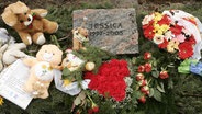 Grab der verhungerten Jessica auf dem Friedhof Rahlstedt in Hamburg (Aufnahme aus dem Jahr 2005). © picture alliance / dpa Foto: Ulrich Perrey
