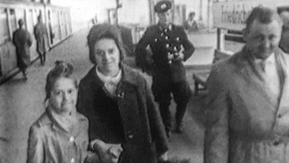 Am 1. Juni 1962 Marlies Ernst  am S-Bahnhof Berlin-Friedrichstraße an. Links neben ihr ihre jüngere Schwester, rechts der Stiefvater. © NDR / privat Foto: privat