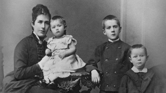 Familie Mann mit Thomas (r), den Geschistern Heinrich und Julia und Mutter Julia Mann, Aufnahme von 1879 © picture alliance/KEYSTONE/THOMAS-MANN-ARCHIV 