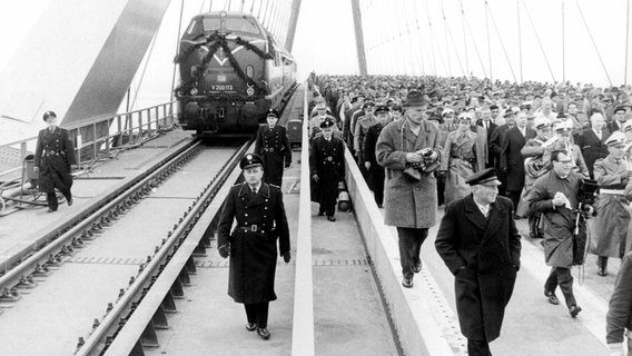 Zur Einweihung der neuen Fehmarnsundbrücke am 30. April 1963 gehen Ehrengäste zu Fuß über die Brücke. © picture-alliance / dpa Fotoreport 