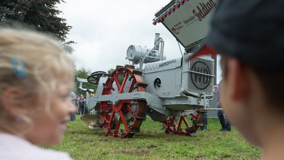 Besucher der Feldtage betrachten eine historische Landmaschine. © picture alliance / Friso Gentsch/dpa Foto: Friso Gentsch