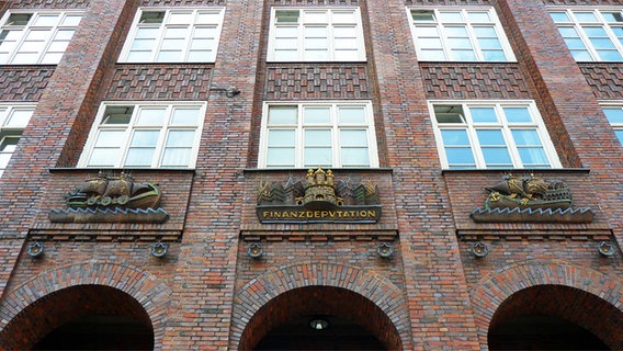 Fassade über dem Eingang der Finanzbehörde am Gänsemarkt in Hamburg © NDR Foto: Irene Altenmüller
