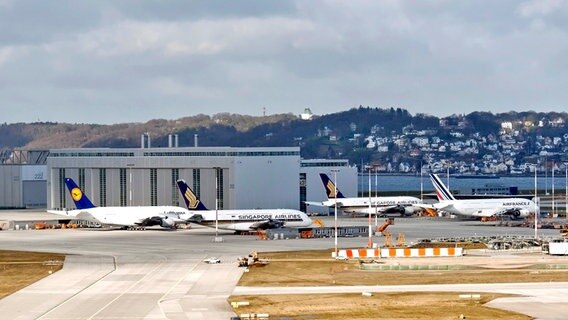 Auf dem Airbus-Gelände in Hamburg-Finkenwerder stehen mehrere Maschinen des Typs A380. © Airbus Foto: Chistian Brinkmann