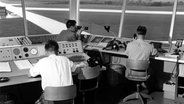 Fluglotsen 1953 in einem Flughafen-Tower. © picture-alliance/ dpa | Keystone Photopress 