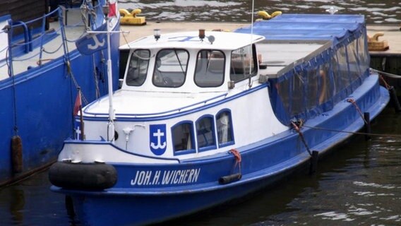 Die Barkasse "Johann Hinrich Wichern" der Flussschifferkirche Hamburg © Flussschifferkirche Hamburg 