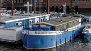 Die Flussschifferkirche liegt an einem Anleger im Binnenhafen vor der Speicherstadt in Hamburg. © picture alliance/dpa Foto: Markus Scholz