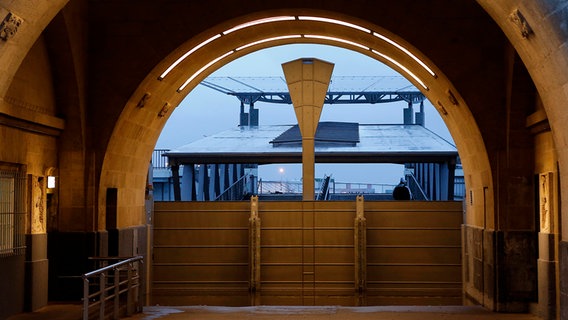 Geschlossenes Flutschutztor an den Hamburger Landungsbrücken am 6. Dezember 2013 während einer durch den Orkan "Xaver" verursachten schweren Sturmflut. Geschlossenes Flutschutztor an den Hamburger Landungsbrücken am 6. Dezember 2013 während einer durch den Orkan "Xaver" verursachten schweren Sturmflut. © picture alliance / xim.gs Foto: xim.gs / Philipp Szyza