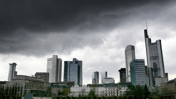 Dunkle Regenwolken hängen 2008 über der Skyline von Frankfurt am Main. © picture alliance / Frank May/dpa Foto: Frank May