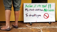 "Believe it or not!! My short skirt has nothing to do with you" ("Glaub es oder nicht!! Mein kurzer Rock hat nichts mit dir zu tun") steht auf einem Schild, das 2001 in Neu Delhi (Indien) bei einer Demonstration gegen sexuelle Übergriffe auf Frauen zu sehen ist. © picture alliance / Anindito Mukherjee/EPA/dpa Foto: Anindito Mukherjee