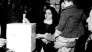 Iranische Frauen geben bei dem Referendum im Januar 1963 ihre Stimme ab. Die Mehrheit der iranischen Bevölkerung entschied sich für die Reformvorschläge des Schahs, die eine Bodenreform und die Abschaffung etlicher Feudalprivilegien vorsehen. © picture-alliance / dpa | Ansa 