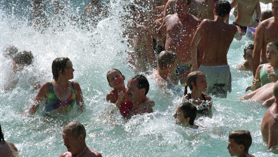 Menschen tummeln sich im Wasser eines Freibades. © dpa Foto: Matthias Hiekel