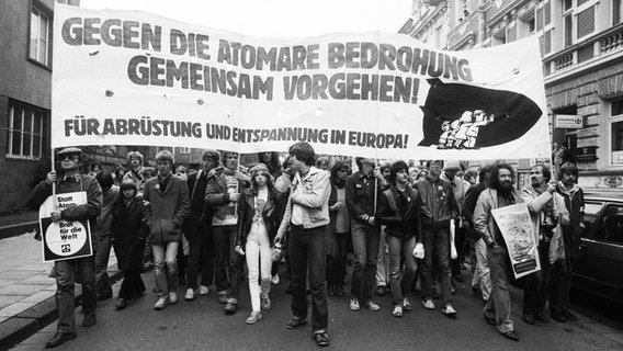 Mehr als 300.000 Menschen zählte die bis dahin größte Friedensdemonstration in Deutschland im Hofgarten in Bonn am 10. Oktober 1981. © picture alliance / Klaus Rose Foto: Klaus Rose