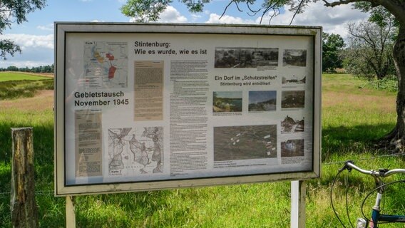 Eine Informationstafel im Ort Stintenburg erläutert den Gebietstausch zwischen Russen und Briten. © NDR Foto: Naniel Sprenger