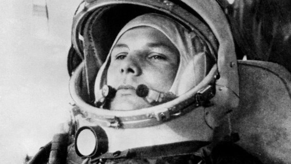 Der russische Kosmonaut Juri Gagarin 1961 in der Raumkapsel "Wostok 1". © picture-alliance/ dpa | epa afp 