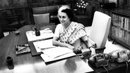 Die indische Premierministerin Indira Gandhi sitzt 1973 in indischer Tracht an ihrem Schreibtisch im indischen Parliament House in Neu Delhi. © picture-alliance / Sven Simon | SVEN SIMON 