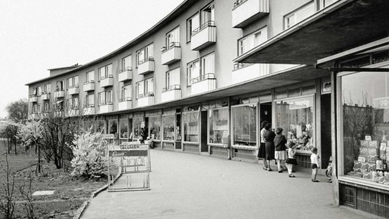 Ladenzeile der Gartenstadt Farmsen in Hamburg 1962. © Hamburger Architekturarchiv 