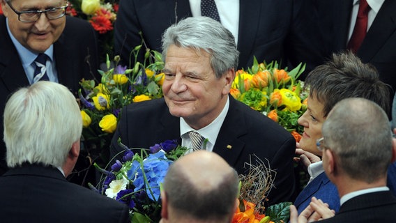 Joachim Gauck nimmt nach seiner Wahl zum Bundespräsidenten am 18. März 2012 Blumen und Glückwünsche entgegen. © picture alliance / dpa Foto: Hannibal