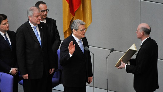 Bundespräsident Joachim Gauck (l.) bei seiner Vereidigung mit Bundestagspräsident Norbert Lammert am 23. März 2012. © picture alliance / Breuel-Bild Foto: uri Reetz