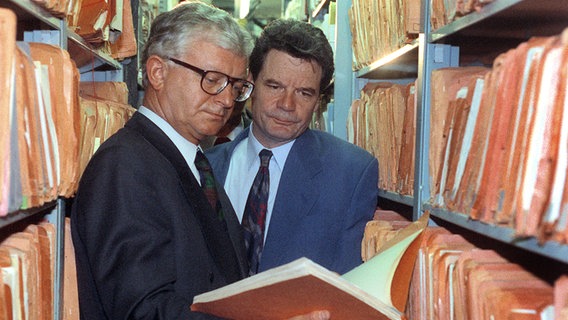 Joachim Gauck und Bundesinnenminister Rudolf Seiters (l) im Stasi-Archiv in Berlin im Jahr 1992. © picture-alliance / ZB Foto: Andreas Altwein