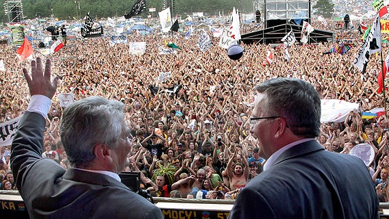 Bundespräsident Joachim Gauck (l) und der polnische Präsident Bronislaw Komorowski eröffnen am 2. August 2012 im polnischen Kostrzyn das Musikfestival "Haltestelle Woodstock". © icture alliance / dpa Foto: Wolfgang Kumm