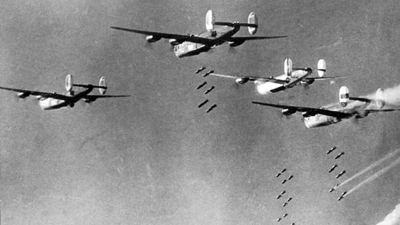 Luftangriff amerikanischer Bomber. © picture-alliance / dpa 