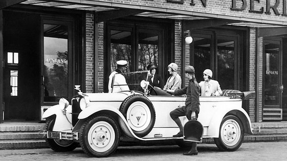Menschen um ein Automobil, Berlin 1928 © dpa 