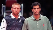 Boris Becker und Pete Sampras vor ihrem Finalmatch bei der ATP-Weltmeisterschaft in Hannover 1996 © dpa - Sportreport 