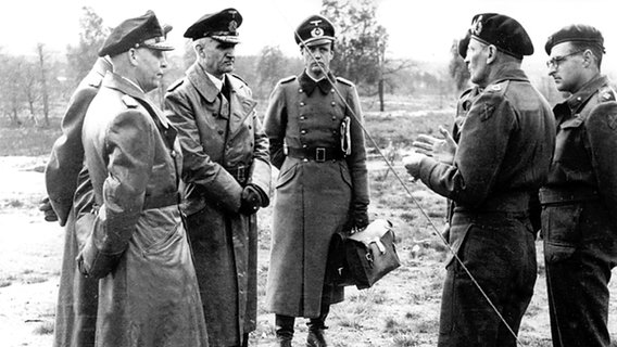 Bernard Law Montgomery mit einer deutschen Delegation unter Admiral Hans-Georg von Friedeburg. © dpa - Bildarchiv 