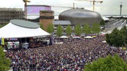 Besucher auf der Expo 2000 © dpa 