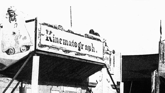 Der Eingang zu einem Kinematographen in Berlin 1910. © dpa 