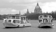 Die Boote "Hannover" und "Deutschland" vor der Kulisse des Rathauses auf dem Maschsee © dpa Foto: Holger Hollemann