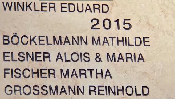 Gedenktafel in der Holocaust-Gedenkstätte Yad Vashem mit dem Namen Mathilde Böckelmann. © NDR 