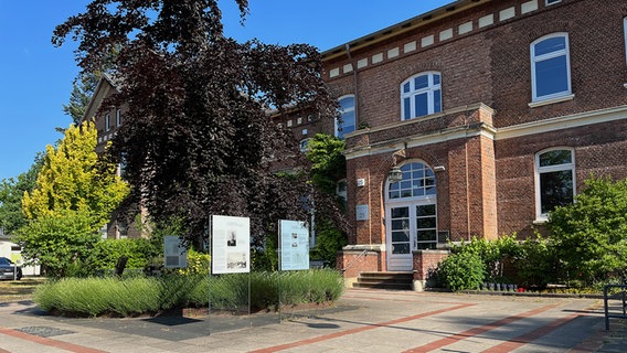 Gedenktafeln und Stolpersteine für die NS-Opfer der Euthanasie vor der Asklepios Klinik Nord Ochsenzoll in Hamburg. Gedenktafeln und Stolpersteine für die NS-Opfer der Euthanasie vor der Asklepios Klinik Nord Ochsenzoll in Hamburg. © NDR Foto: Dirk Hempel