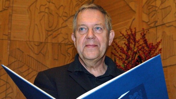 Schriftsteller und Zeichner Robert Gernhardt bei der Verleihung des Heine-Preises 2004. © picture-alliance/ dpa/dpaweb Foto: Achim Scheidemann